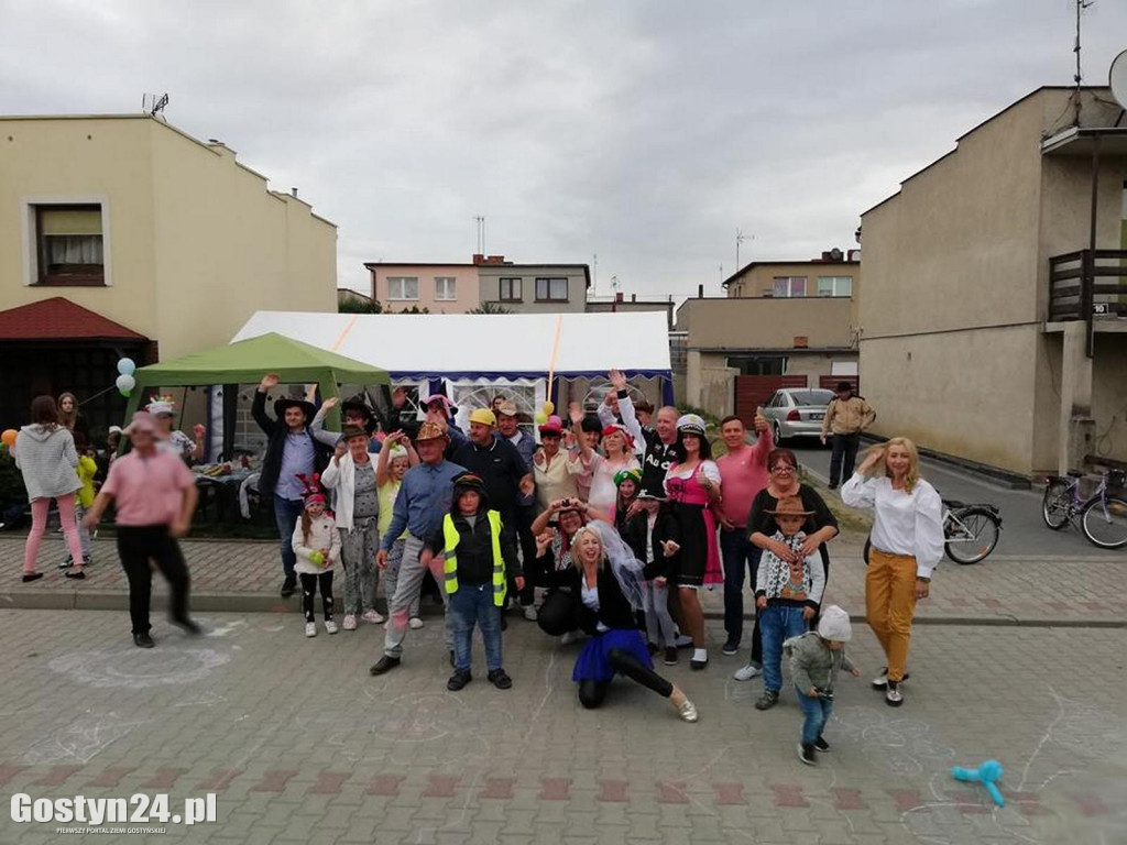 Tańce i śpiewy na środku ulicy...