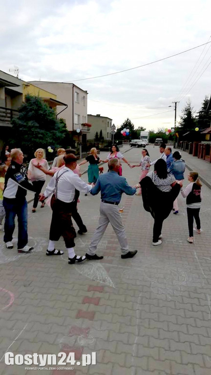 Tańce i śpiewy na środku ulicy...