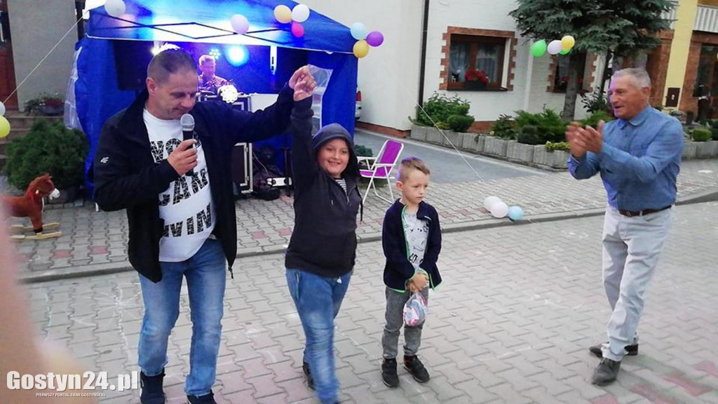 Tańce i śpiewy na środku ulicy...