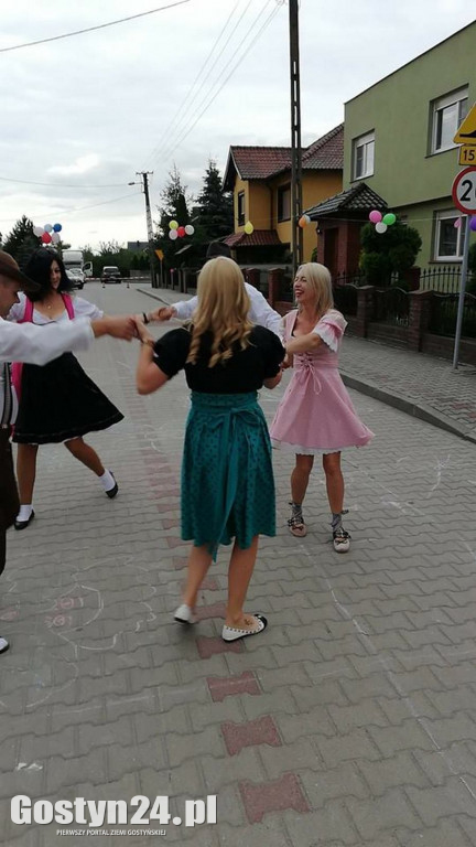 Tańce i śpiewy na środku ulicy...
