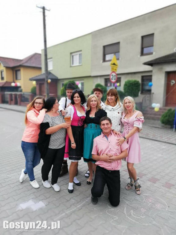 Tańce i śpiewy na środku ulicy...