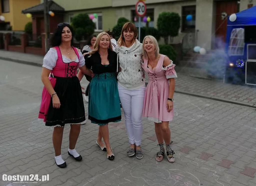 Tańce i śpiewy na środku ulicy...