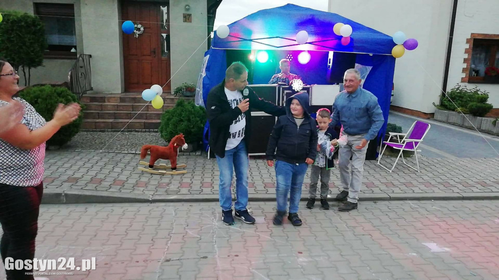 Tańce i śpiewy na środku ulicy...