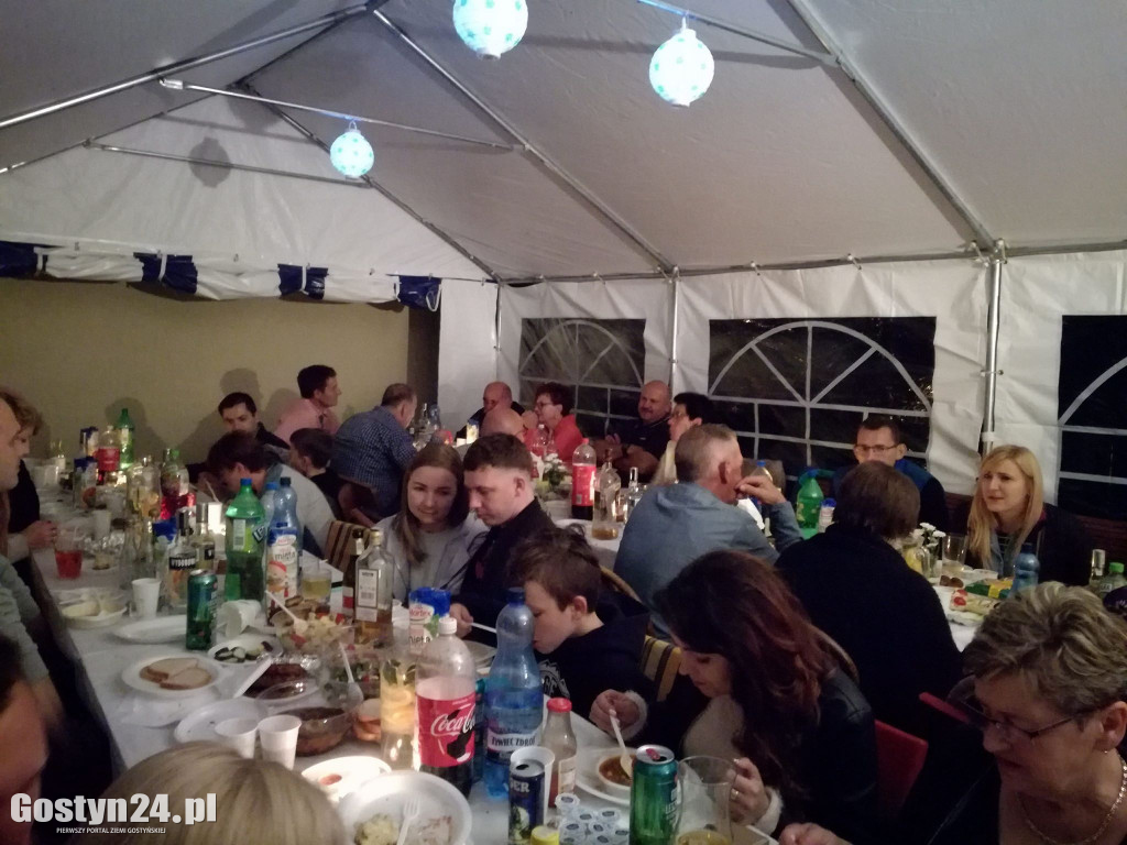 Tańce i śpiewy na środku ulicy...