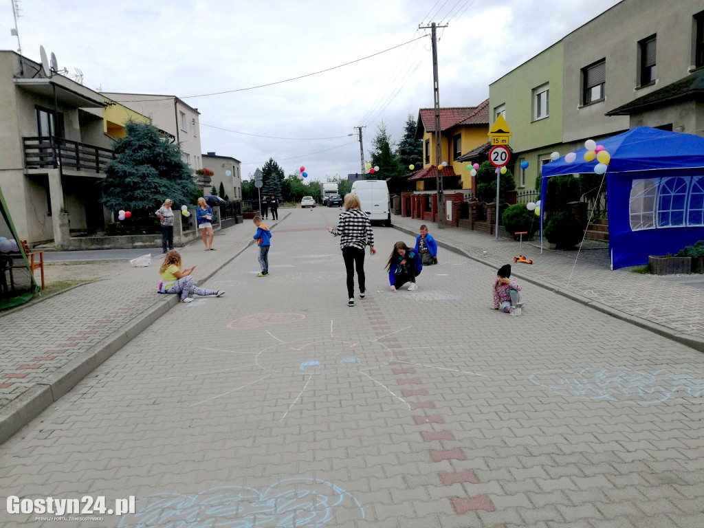 Tańce i śpiewy na środku ulicy...