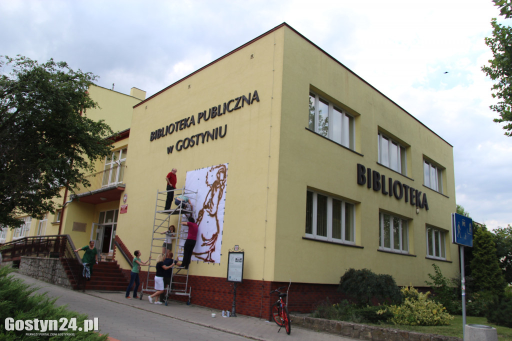 Mural F. Wilczkowiakowej na ścianie biblioteki