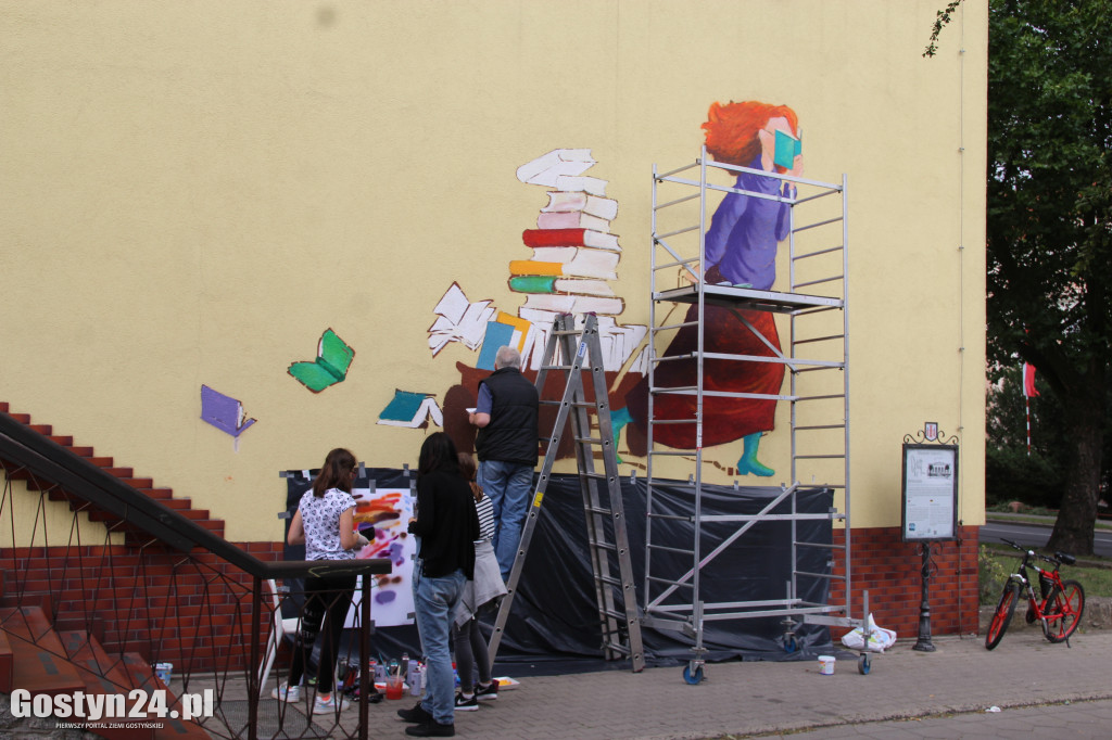 Mural F. Wilczkowiakowej na ścianie biblioteki