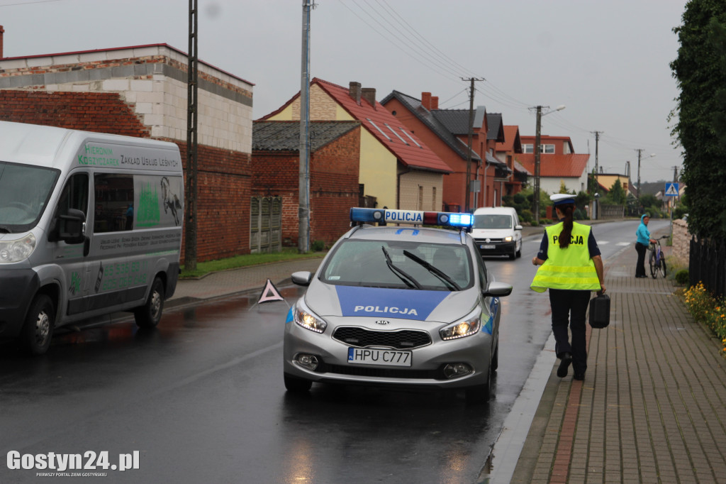 Czołowe zderzenie ciągnika i osobówki