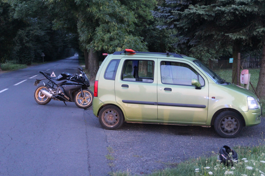 Zderzenie opla i motocykla na prostej drodze