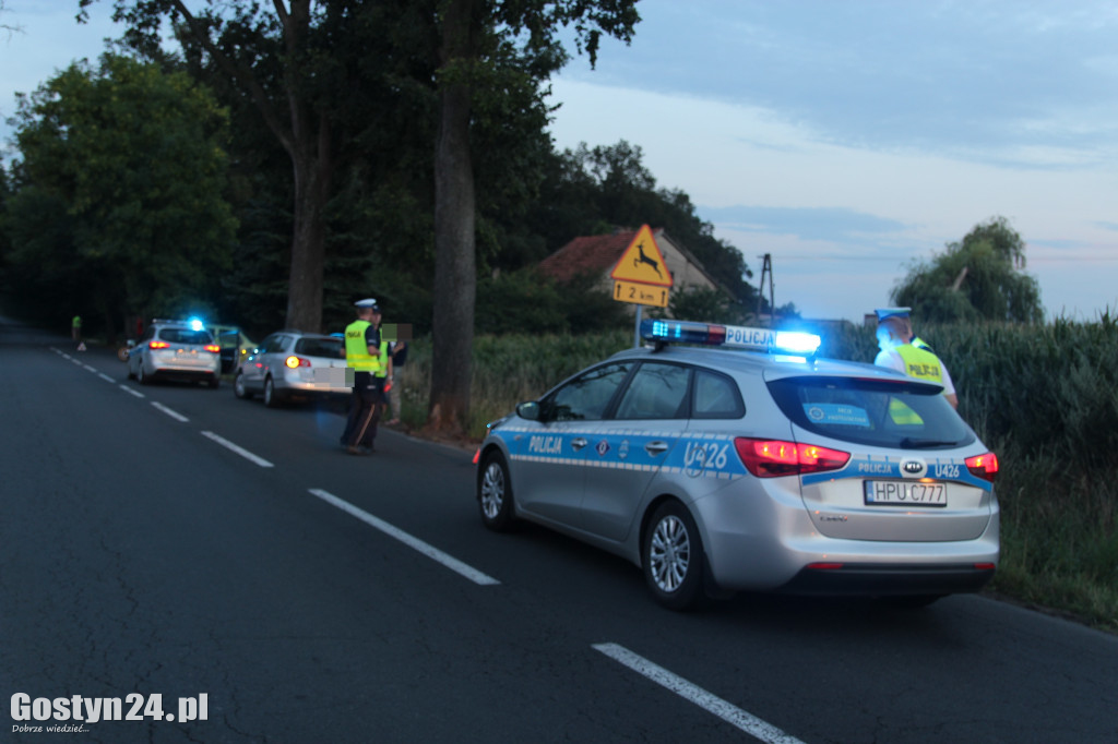 Zderzenie opla i motocykla na prostej drodze