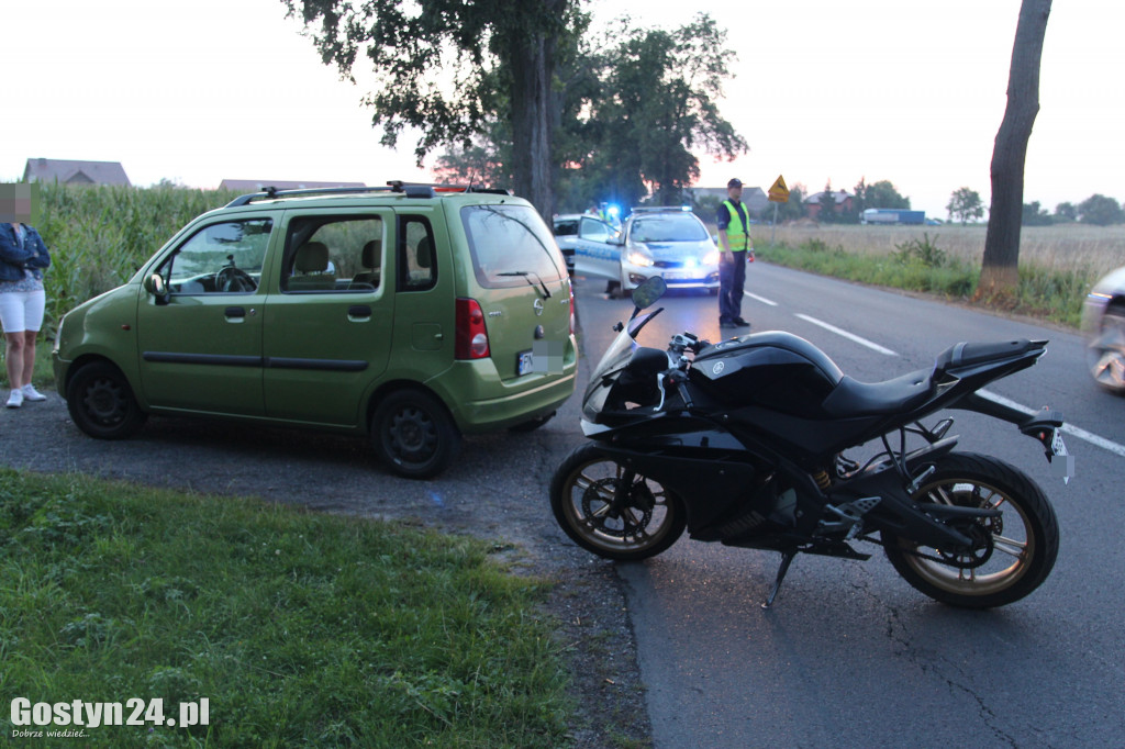 Zderzenie opla i motocykla na prostej drodze