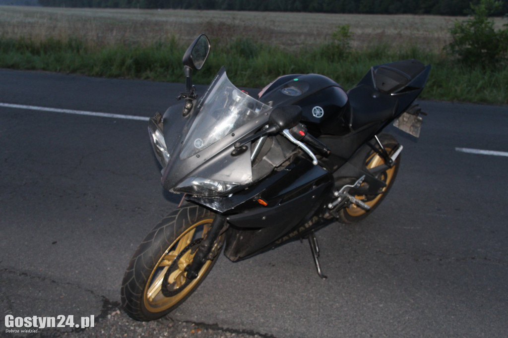 Zderzenie opla i motocykla na prostej drodze
