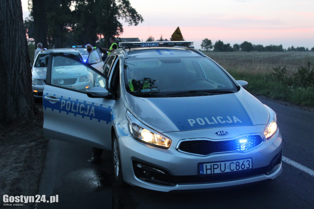 Zderzenie opla i motocykla na prostej drodze