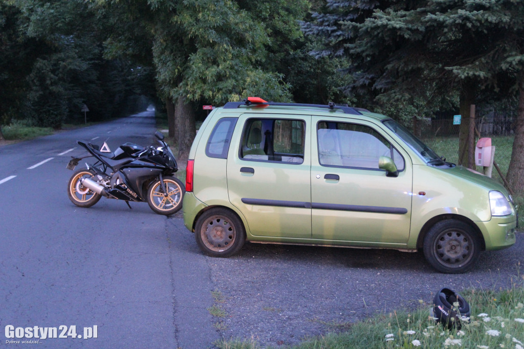 Zderzenie opla i motocykla na prostej drodze