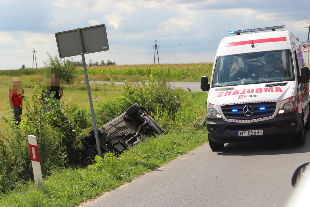 W Wilkonicach samochód wjechał do rowu