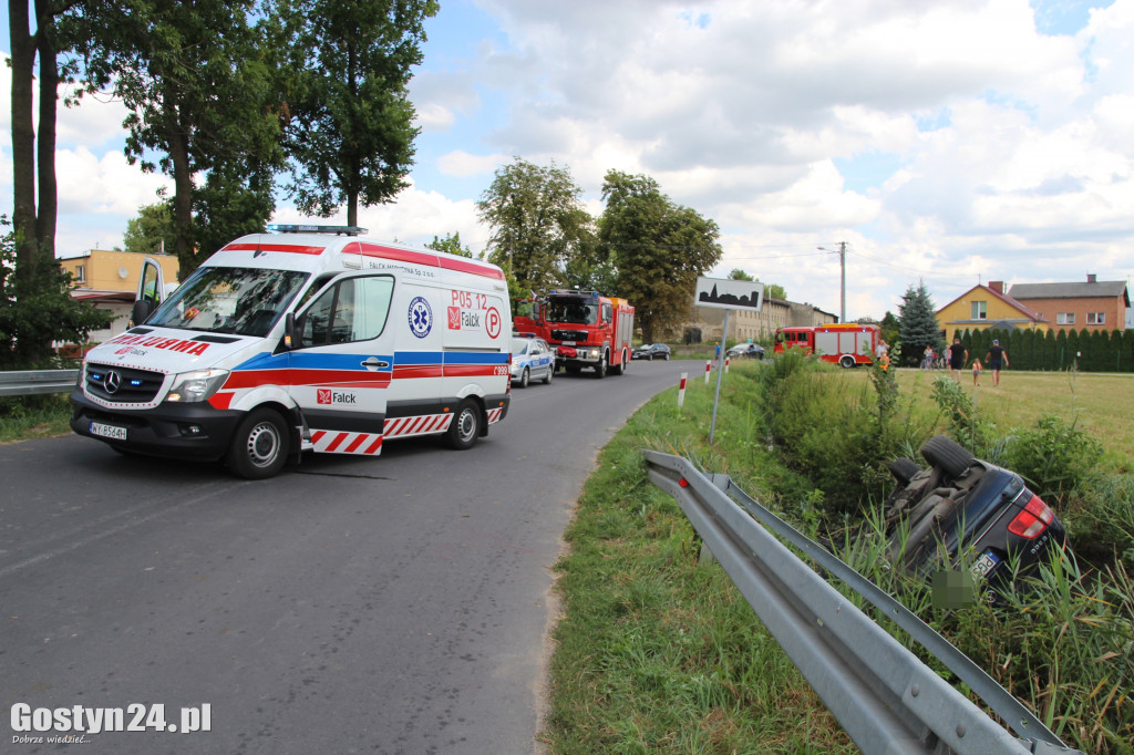 W Wilkonicach samochód wjechał do rowu