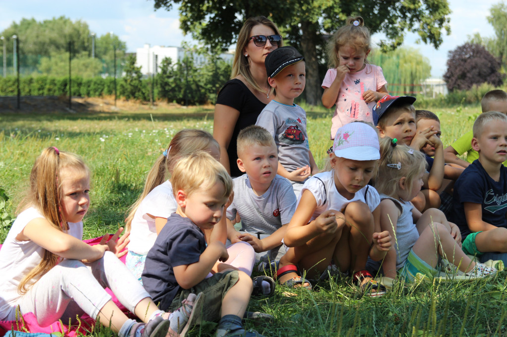 Piknik czytelniczy nad rzeką Kanią