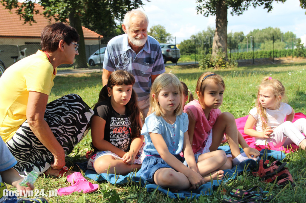 Piknik czytelniczy nad rzeką Kanią