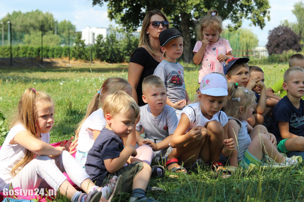 Piknik czytelniczy nad rzeką Kanią