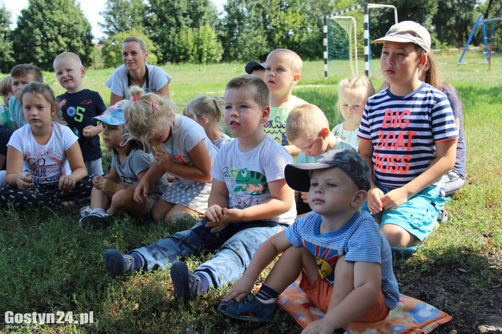 Piknik czytelniczy nad rzeką Kanią