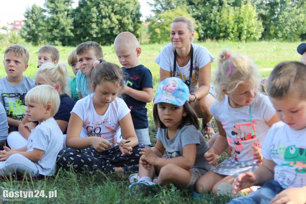 Piknik czytelniczy nad rzeką Kanią