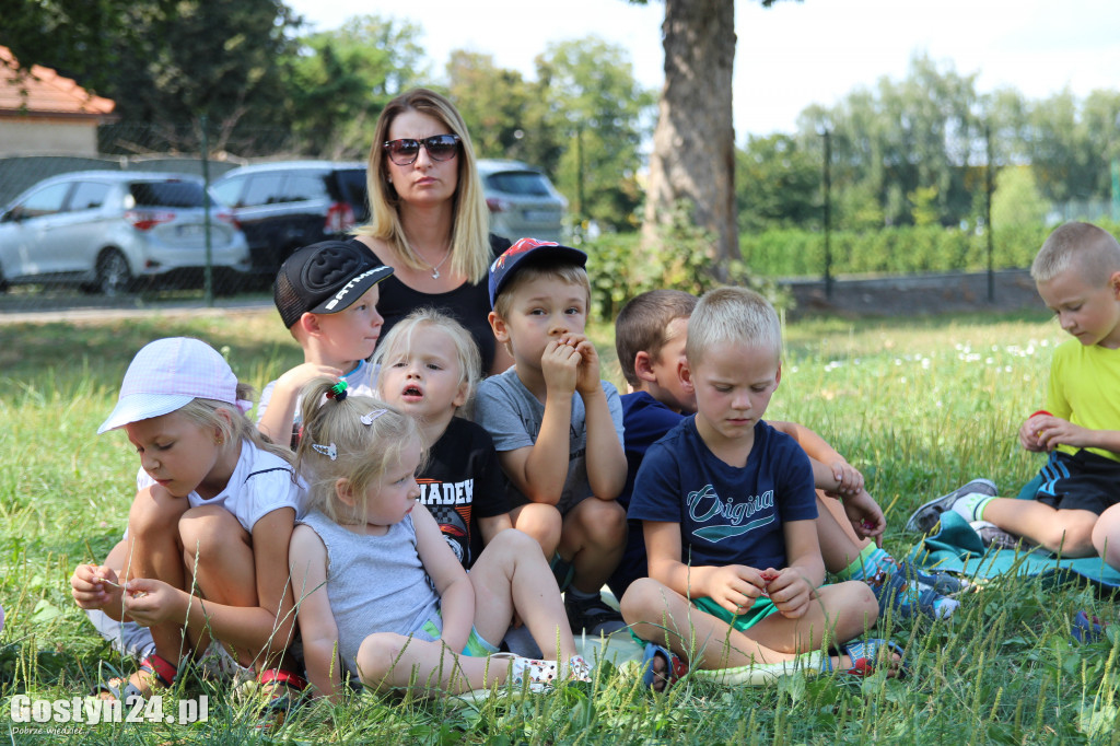 Piknik czytelniczy nad rzeką Kanią