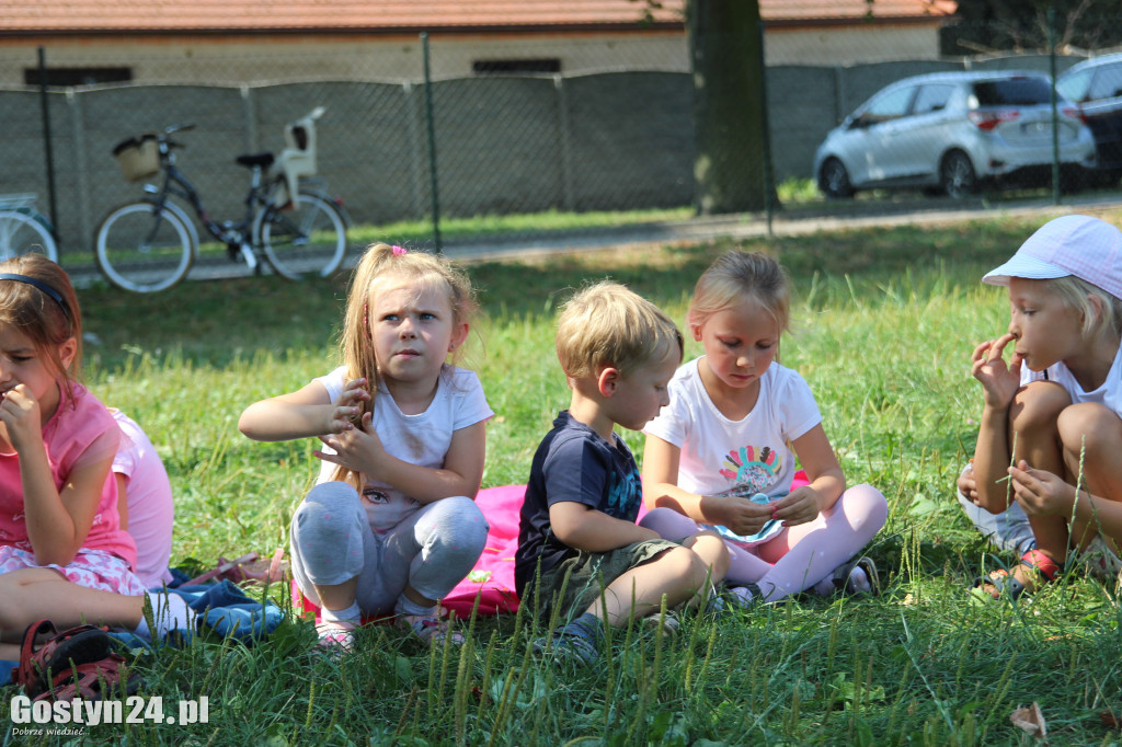 Piknik czytelniczy nad rzeką Kanią