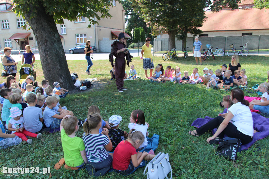 Piknik czytelniczy nad rzeką Kanią