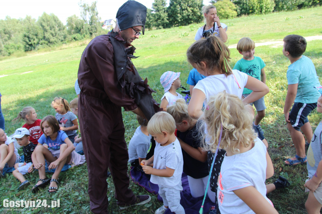 Piknik czytelniczy nad rzeką Kanią