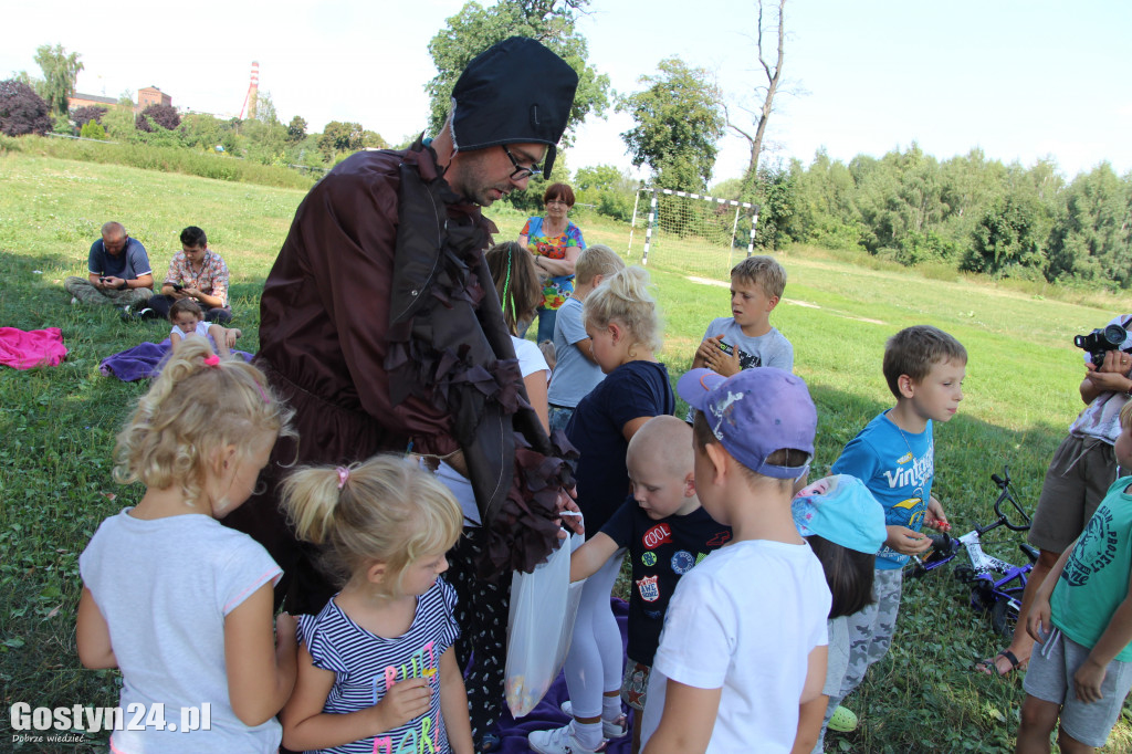 Piknik czytelniczy nad rzeką Kanią