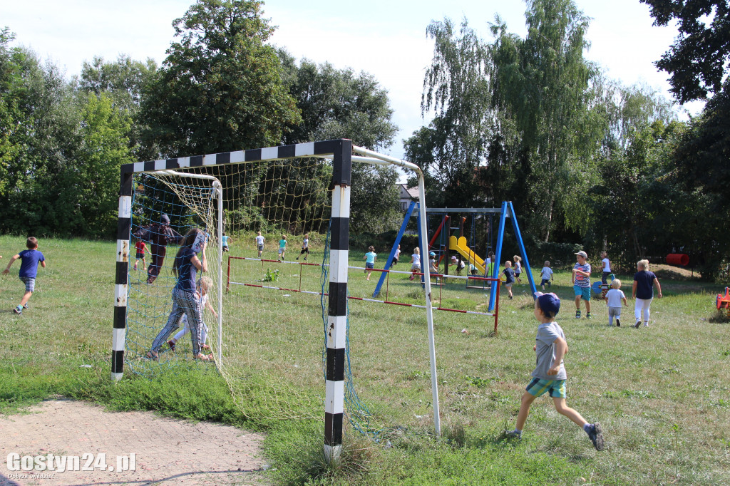 Piknik czytelniczy nad rzeką Kanią