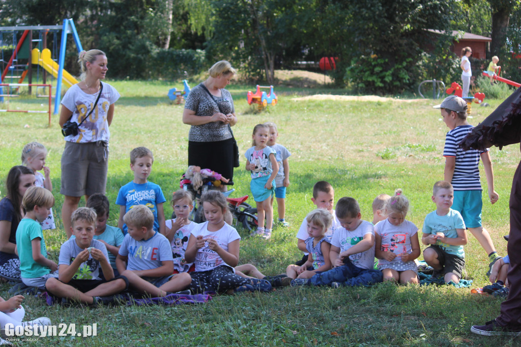 Piknik czytelniczy nad rzeką Kanią