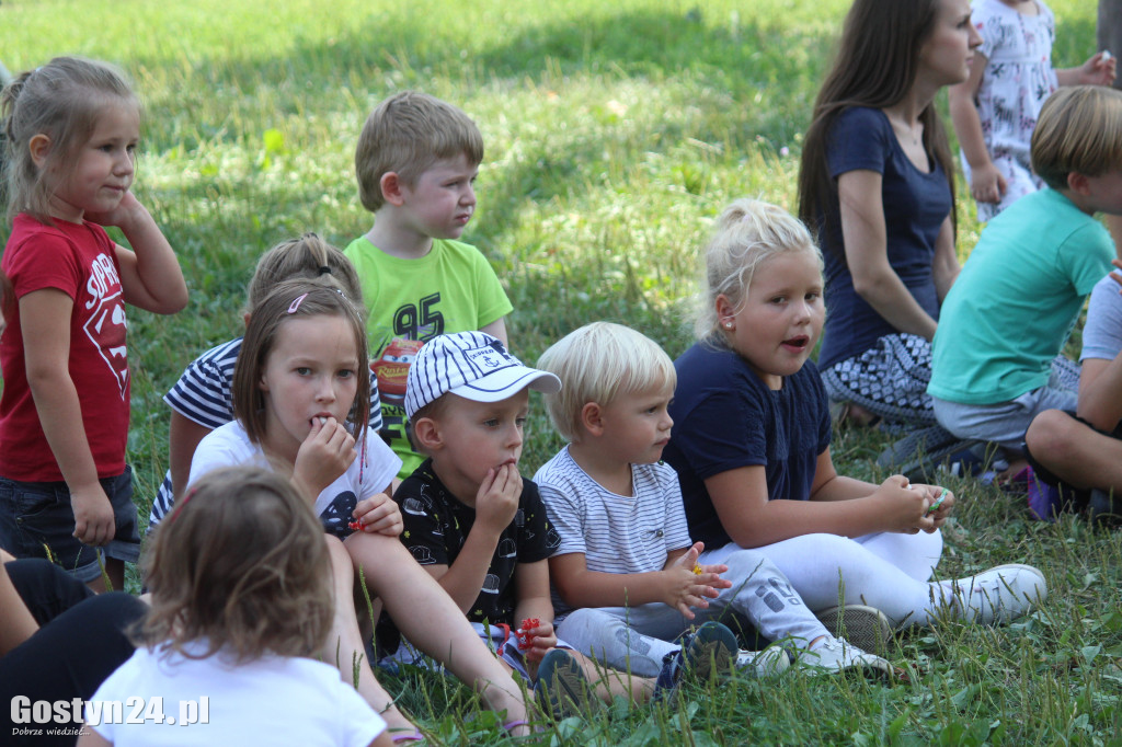 Piknik czytelniczy nad rzeką Kanią