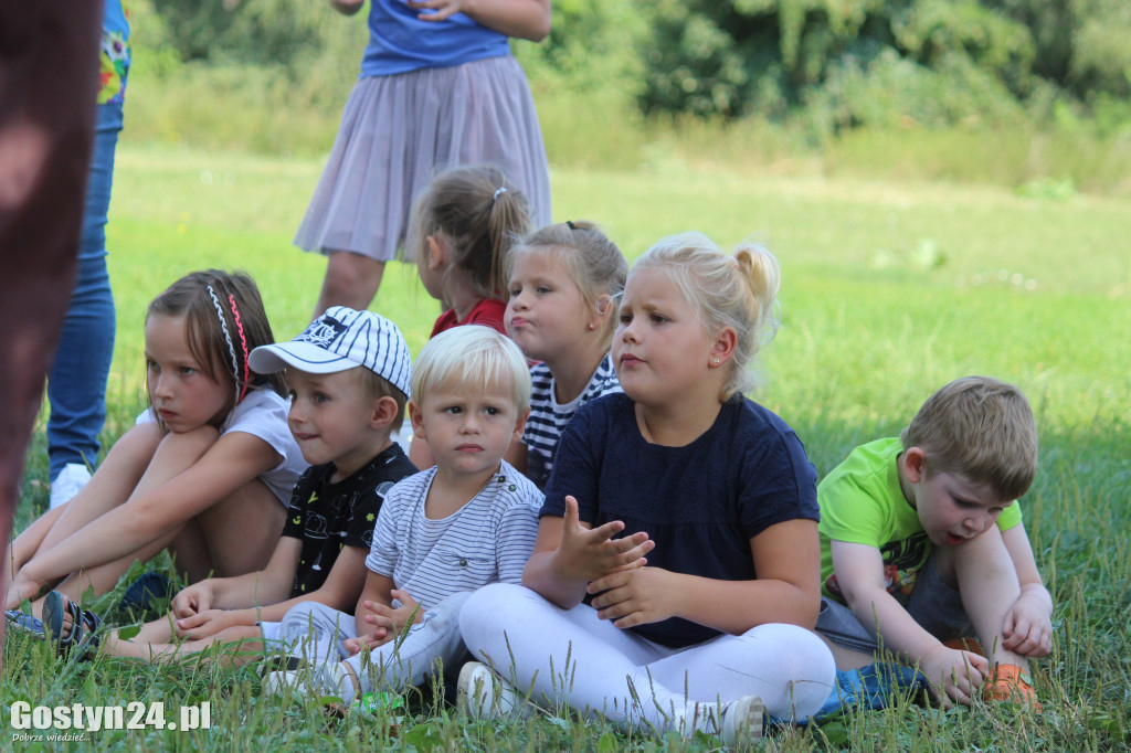 Piknik czytelniczy nad rzeką Kanią