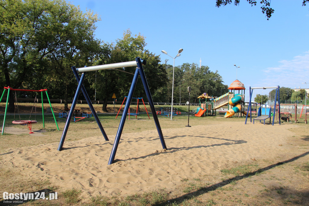 Nowe urządzenia na placach zabaw