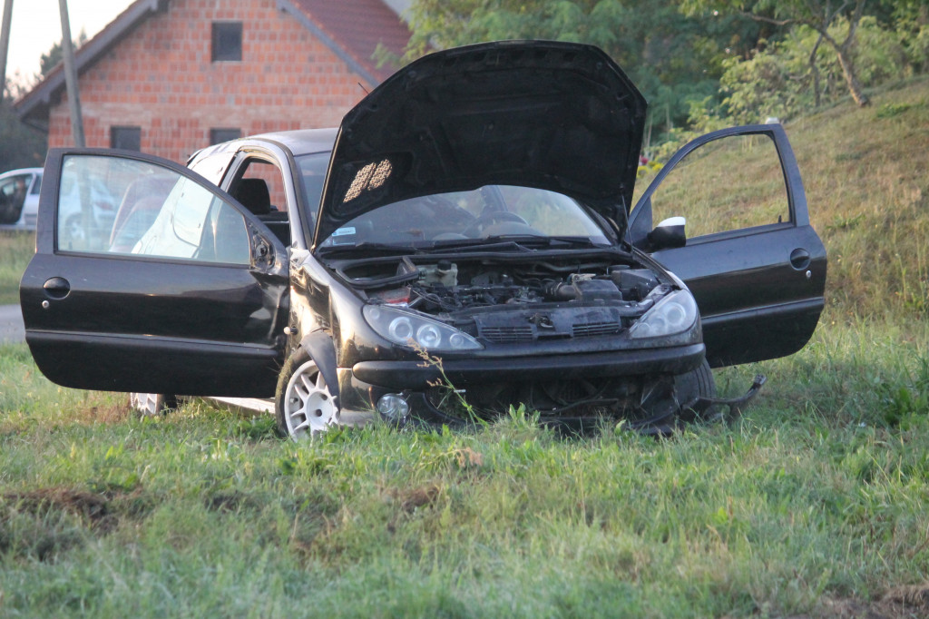 Wypadek auta na trasie Głoginin-Zimnowoda
