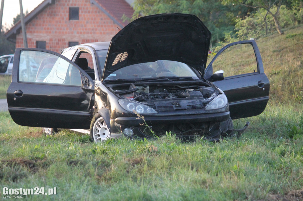 Wypadek auta na trasie Głoginin-Zimnowoda