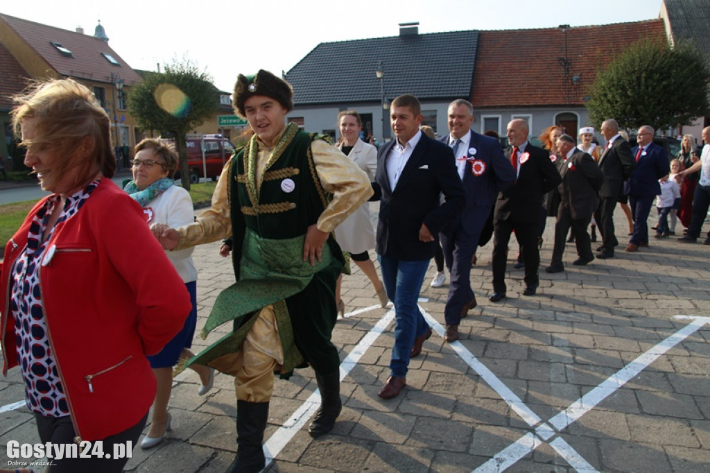 Blisko 300 osób zatańczyło Poloneza w Borku Wlkp.