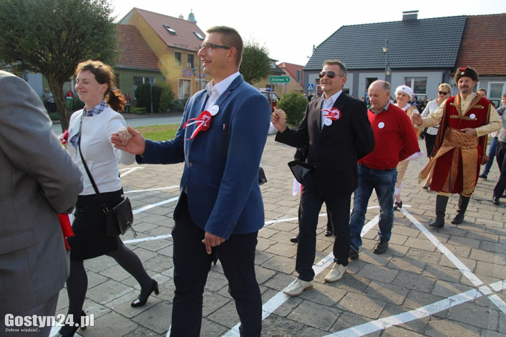 Blisko 300 osób zatańczyło Poloneza w Borku Wlkp.