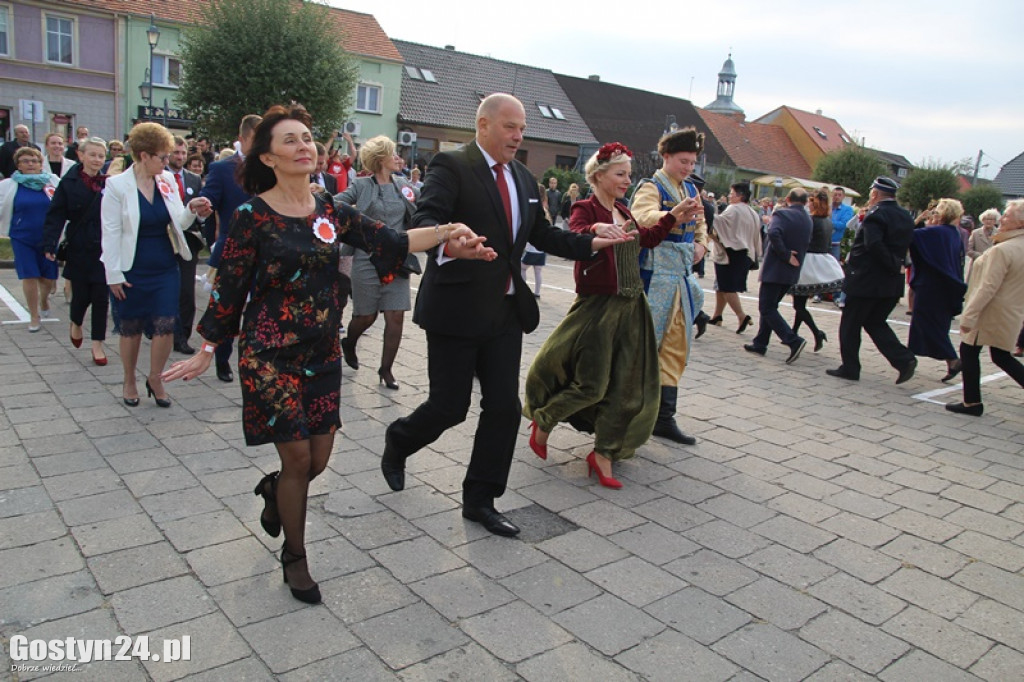 Blisko 300 osób zatańczyło Poloneza w Borku Wlkp.