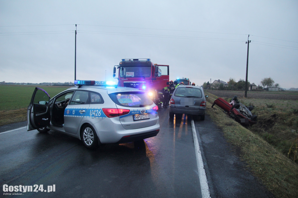 Samochód zjechał na prawe pobocze i dachował