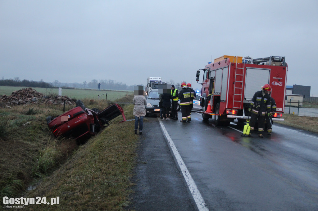 Samochód zjechał na prawe pobocze i dachował