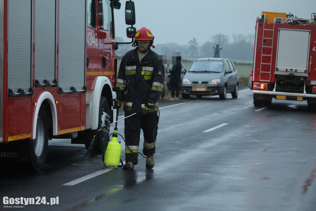 Samochód zjechał na prawe pobocze i dachował