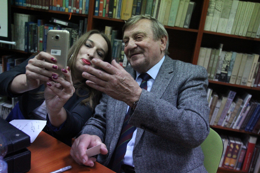 Mirosław Hermaszewski w gostyńskiej bibliotece