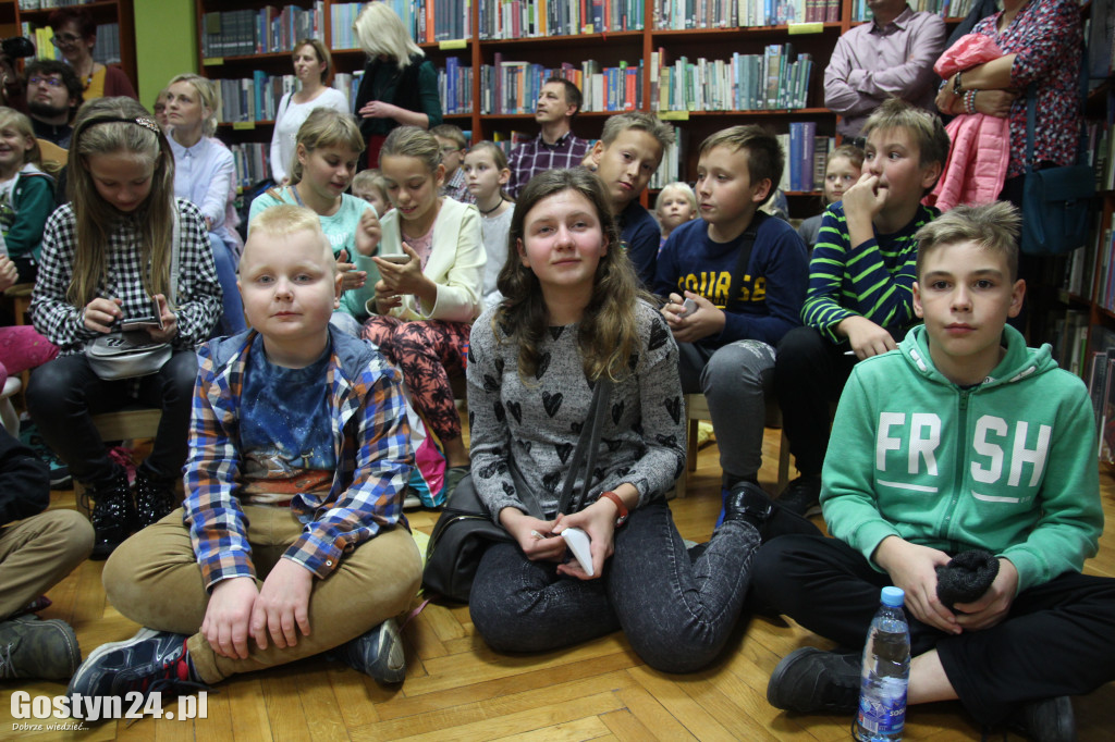 Mirosław Hermaszewski w gostyńskiej bibliotece