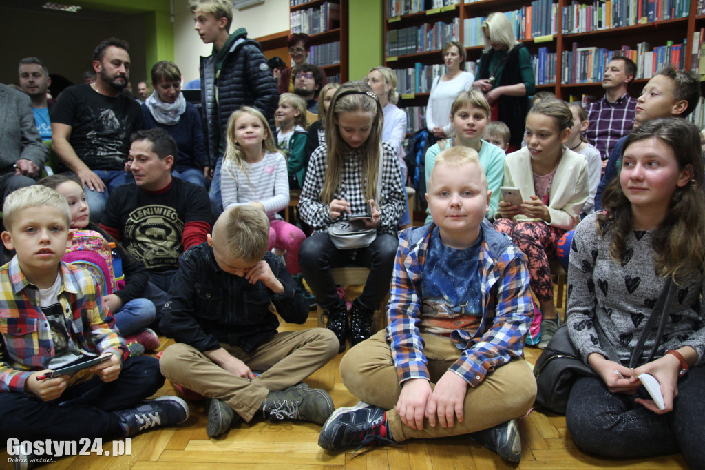 Mirosław Hermaszewski w gostyńskiej bibliotece