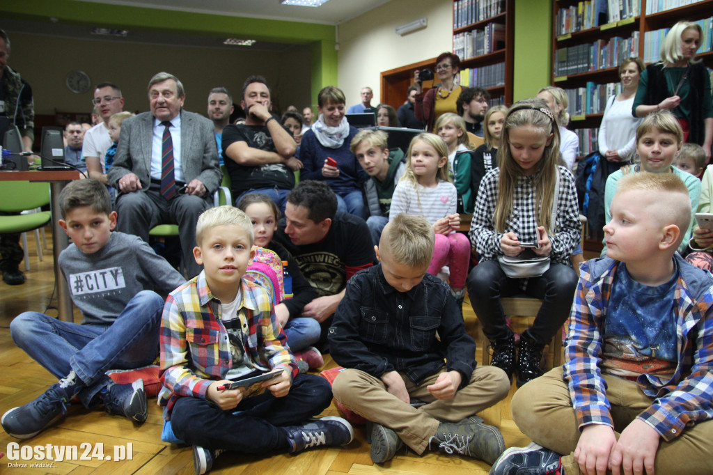 Mirosław Hermaszewski w gostyńskiej bibliotece