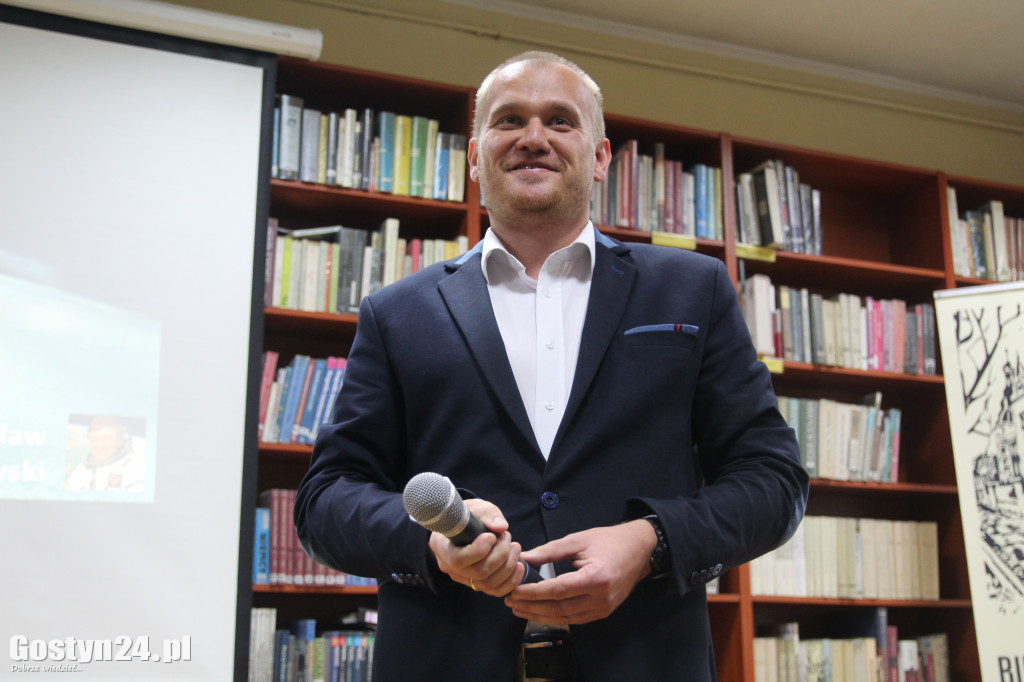 Mirosław Hermaszewski w gostyńskiej bibliotece