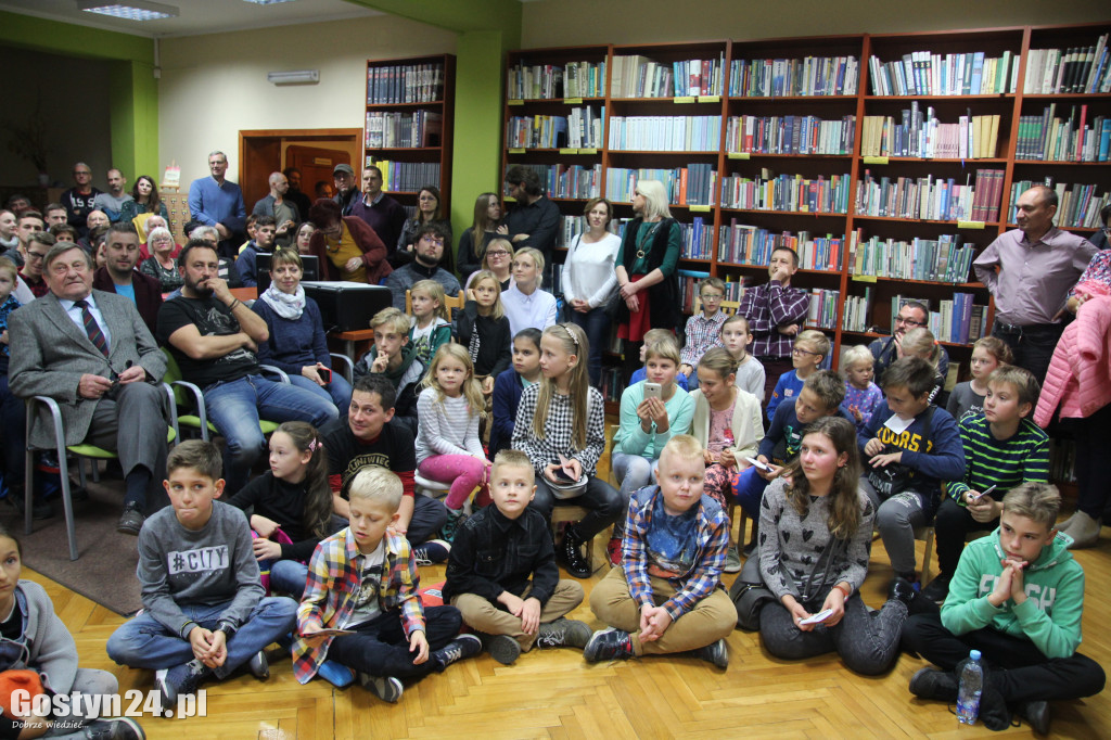 Mirosław Hermaszewski w gostyńskiej bibliotece
