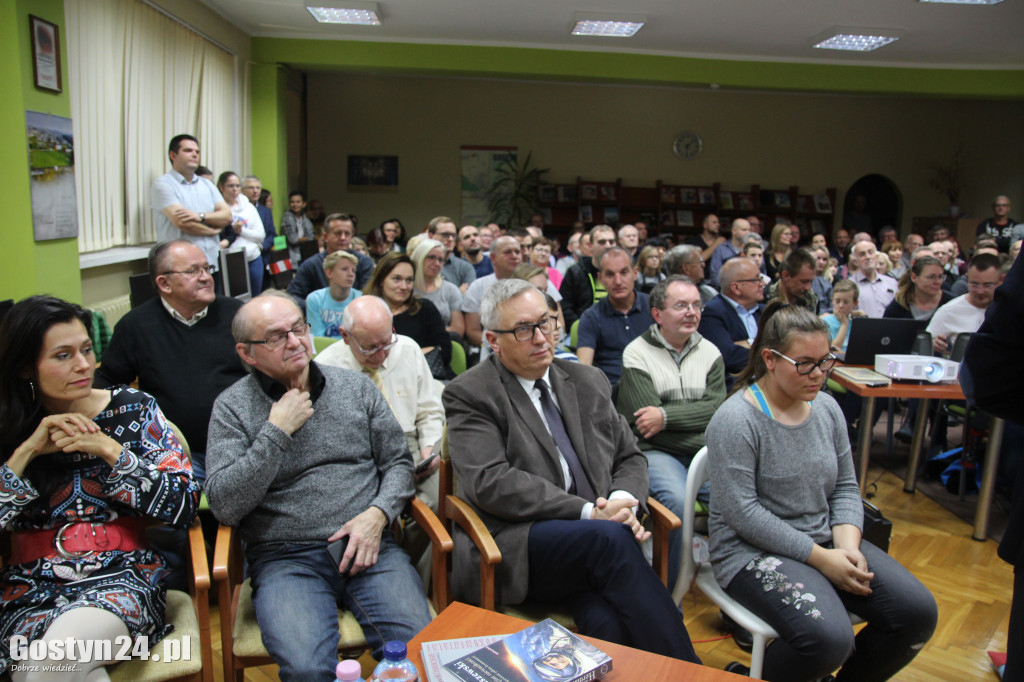 Mirosław Hermaszewski w gostyńskiej bibliotece